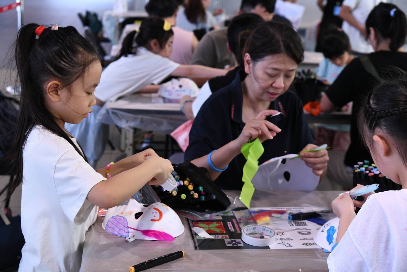 民眾DIY創作客家、原住民及美術館等主題面具，讓民眾從藝術欣賞者變身為創作者 。（圖／新北市政府捷運工程局提供）