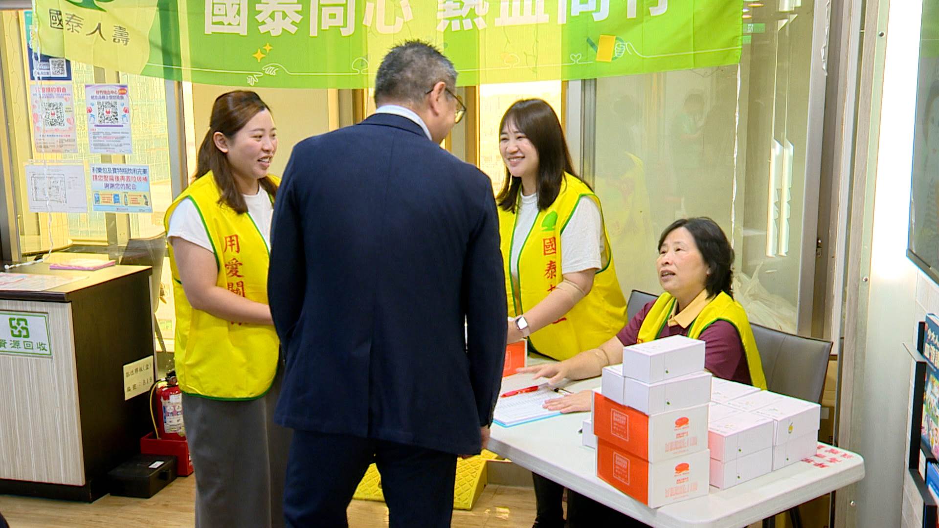 企業志工協助捐血民眾完成報到、填寫資料及量測血壓,現場熱鬧響應捐血活動。(圖/東森新聞)