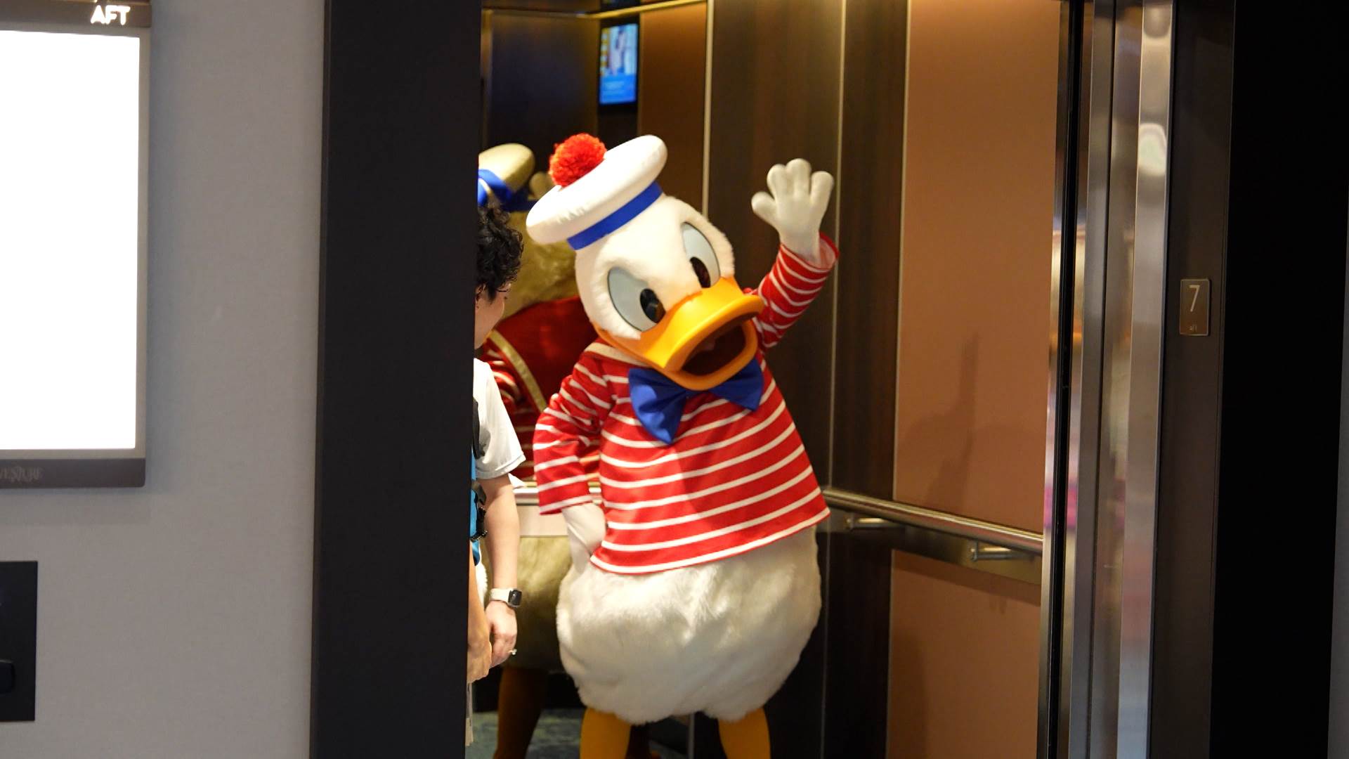 可樂旅遊提供團體與自由行方案，搭配住宿與接送服務，讓旅客安心享受迪士尼探險號旅程。（圖／東森新聞）