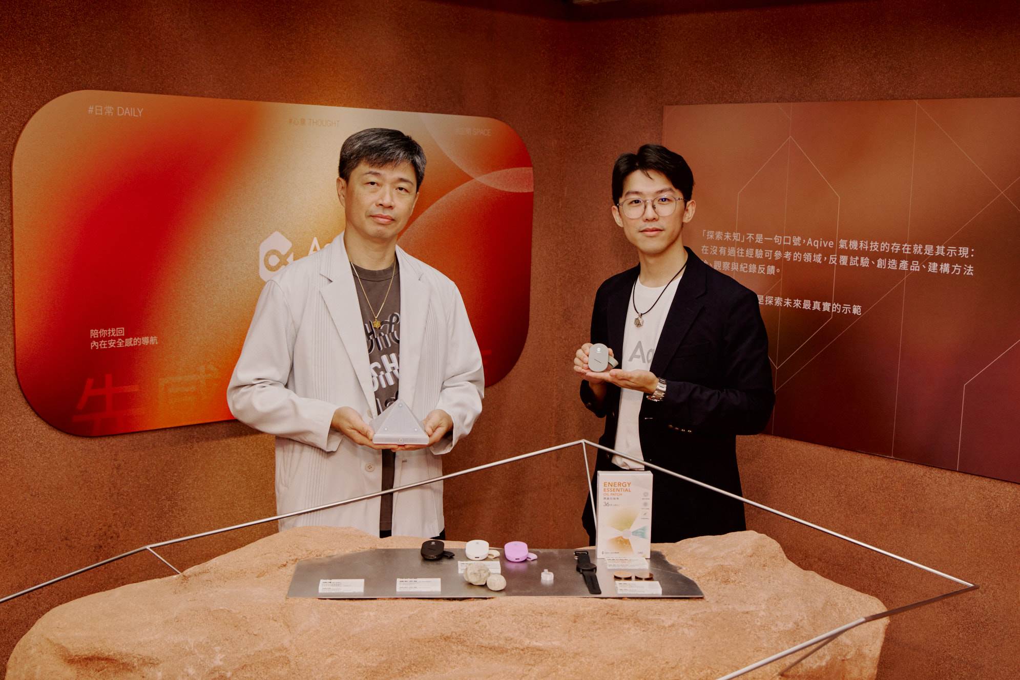 【圖說 2】Aqive 氣機科技以「探索未知」回應日常,Chill 則從「清空」出發,為高壓生活留下一段感官空間; 圖為 Aqive 氣機科技暨 Chill 共同創辦人胡索(左)與 Aqive 氣機科技共同創辦人暨總經理廖展毅 Bruce(右)。