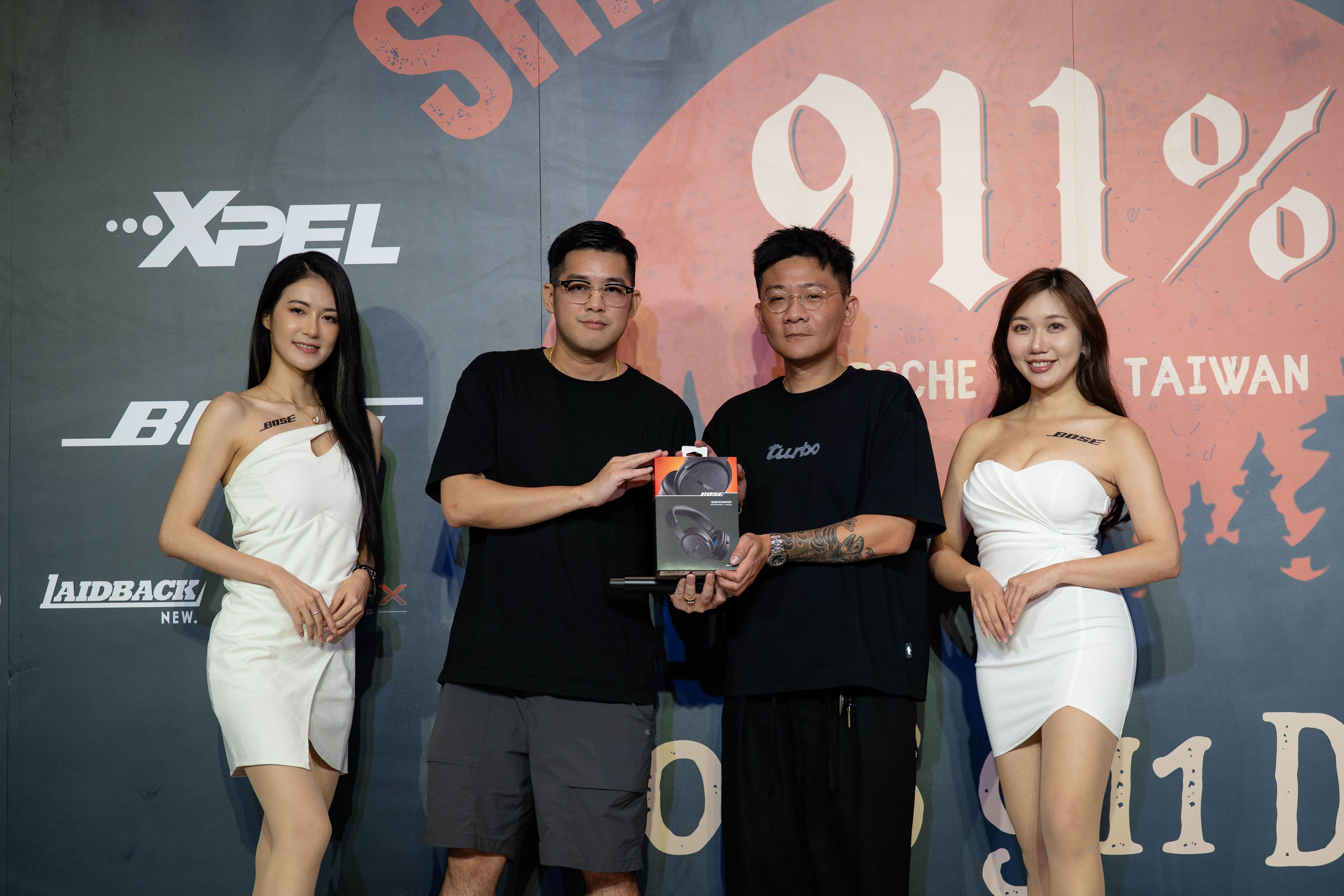 BOSE TAIWAN 業務經理頒發BOSE提供抽獎贈品給911 車主(圖/911% Porsche Club Taiwan提供)