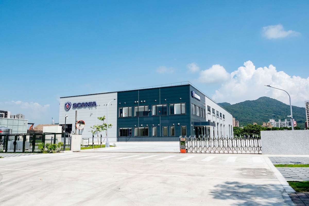 Scania台北服務廠佔地約3,600坪,整體腹地規模較原五股廠大幅提升,改善了大型商用車出入、停放與待修調度的作業空間。(圖/Scania Taiwan提供)