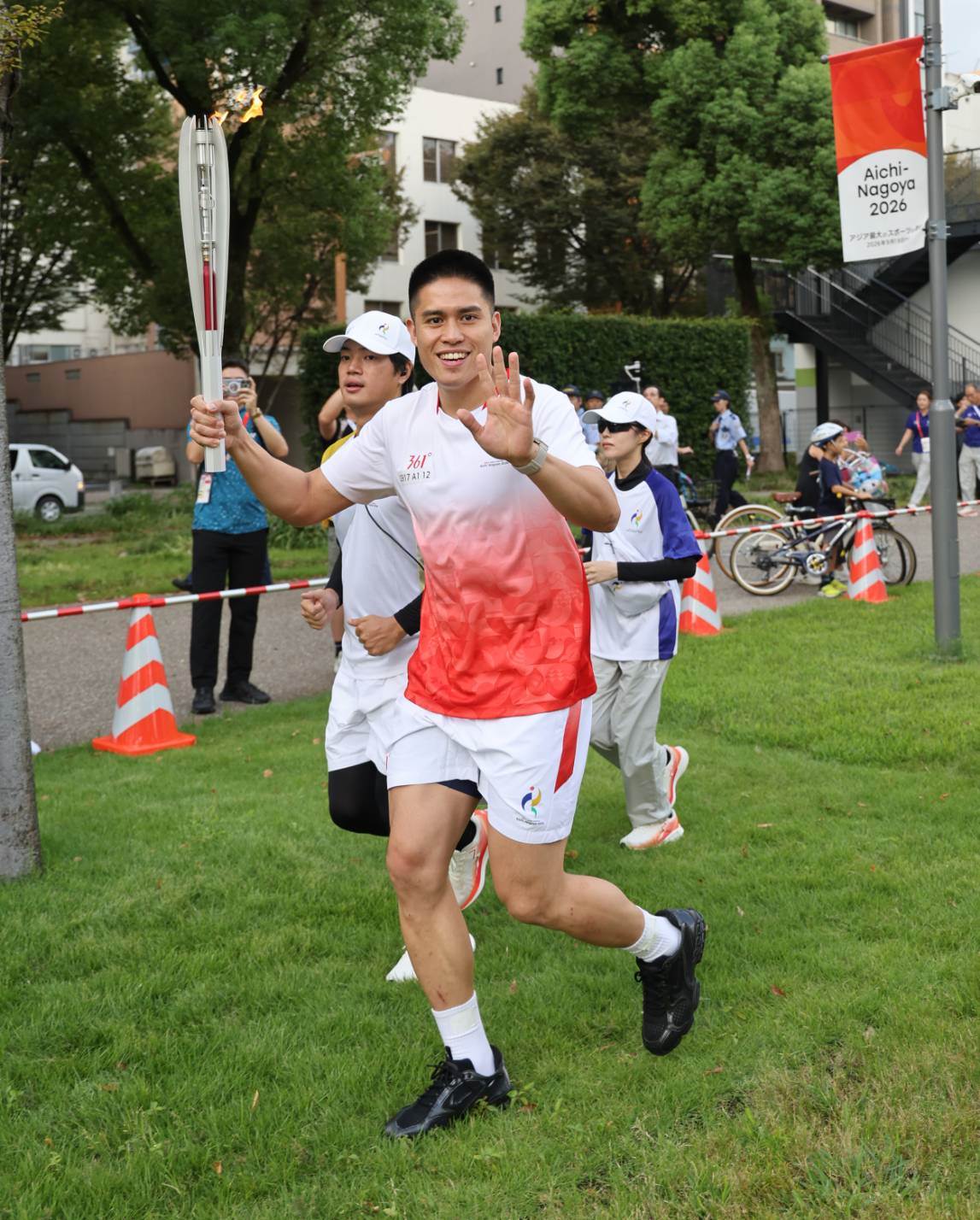 我國由<a href='/search/tags/籃球/' target='_blank'>籃球</a>代表隊隊長陳盈駿代表聖火傳遞。