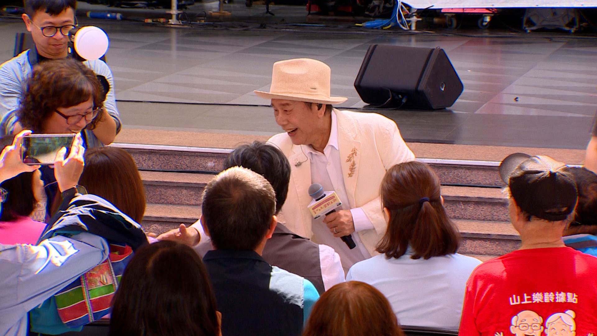 資深藝人黃西田熱情演唱，與現場長輩近距離互動同樂。（圖／東森新聞）