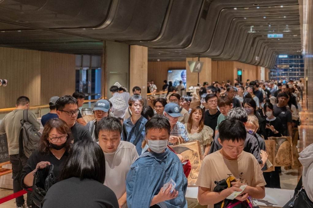 音樂會吸引大批「天命人」到場支持,觀眾於劇院外排隊等候入場,準備聆聽這場兼具專業水準的音樂饗宴。(圖/臺北市政府文化局 提供)