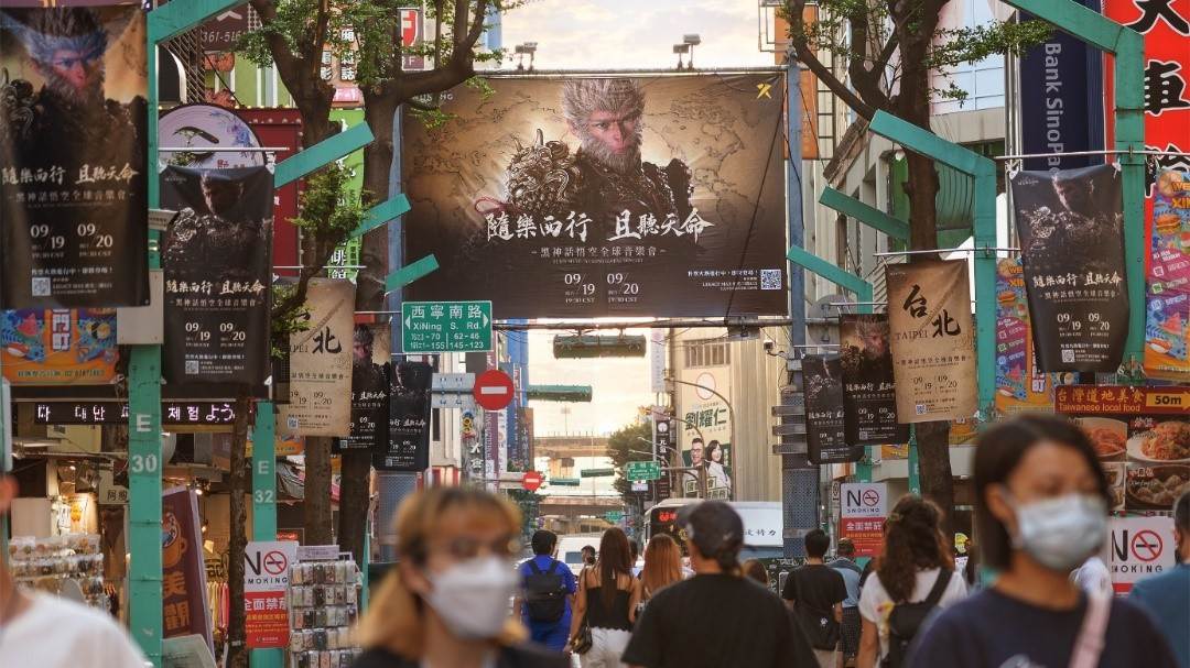 西門町街頭掛滿「隨樂西行,且聽天命」的宣傳旗幟與戶外大螢幕,與信義劇場內的現場演出相互呼應。(圖/臺北市政府文化局 提供)