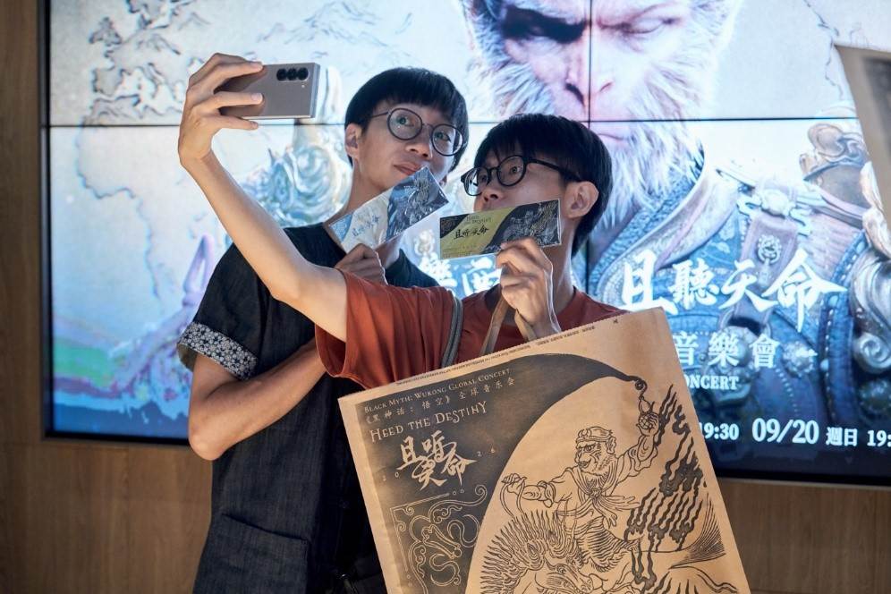 到場的「天命人」手持音樂會專屬紀念票券與周邊商品,於現場開心自拍合影留念。(圖/臺北市政府文化局 提供)