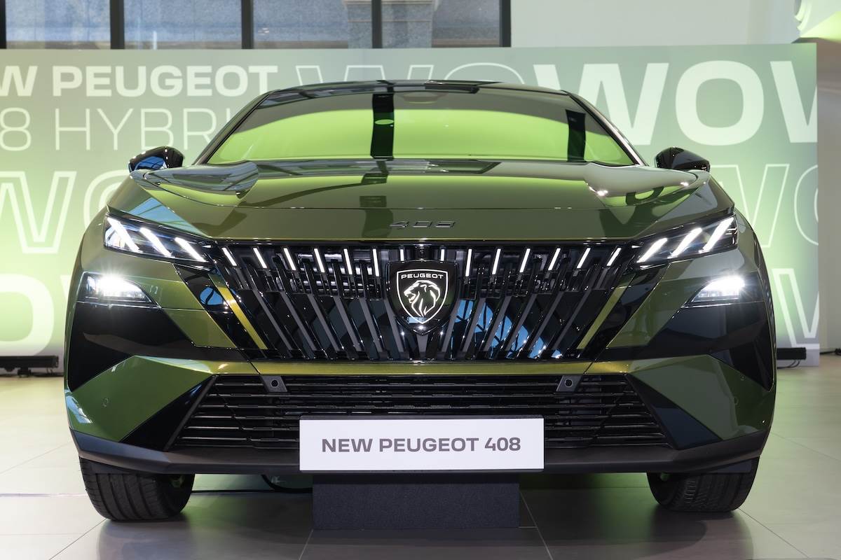 車頭換上新式前保桿與3D光影幾何風格水箱罩，<a href='/search/tags/GT/' target='_blank'>GT</a>與GT FOCAL車型的車頭中央配置發光式盾形獅徽。（圖／林昱丞攝影）