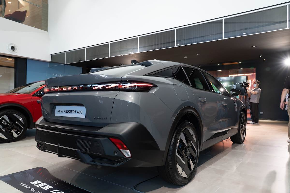 PEUGEOT 408首次導入發光式PEUGEOT品牌字樣。（圖／林昱丞攝影）