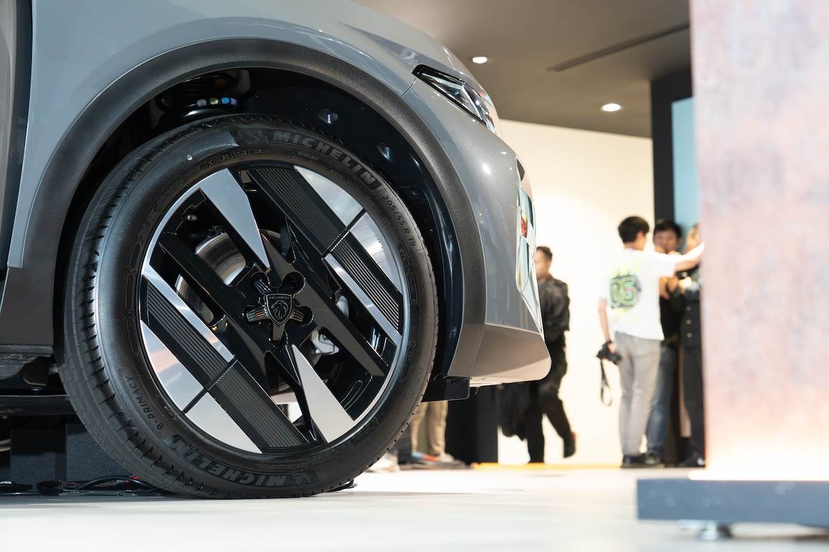 GT與GT FOCAL車型配置19吋黑銀雙采鑽石切削鋁合金輪圈。（圖／林昱丞攝影）