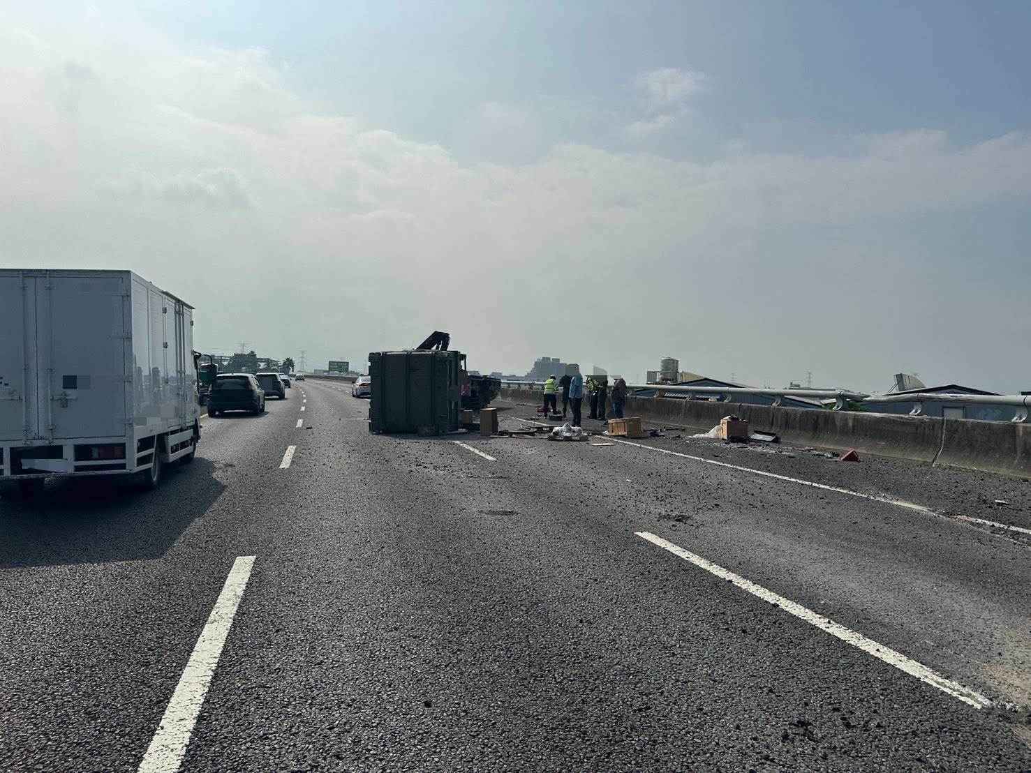 <a href='/search/tags/軍用卡車/' target='_blank'>軍用卡車</a>翻覆,車上零件散落車道,佔用外側車道。翻攝畫面