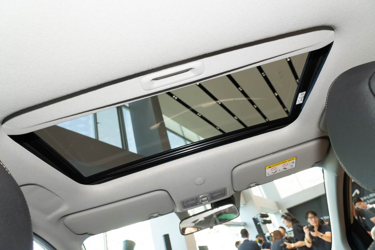 Picanto Cappuccino Edition新增Urban+電動前景天窗。(圖/林昱丞攝影)