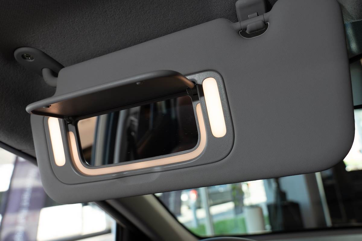 Picanto Cappuccino Edition加入駕駛座LED化妝柔光燈。(圖/林昱丞攝影)
