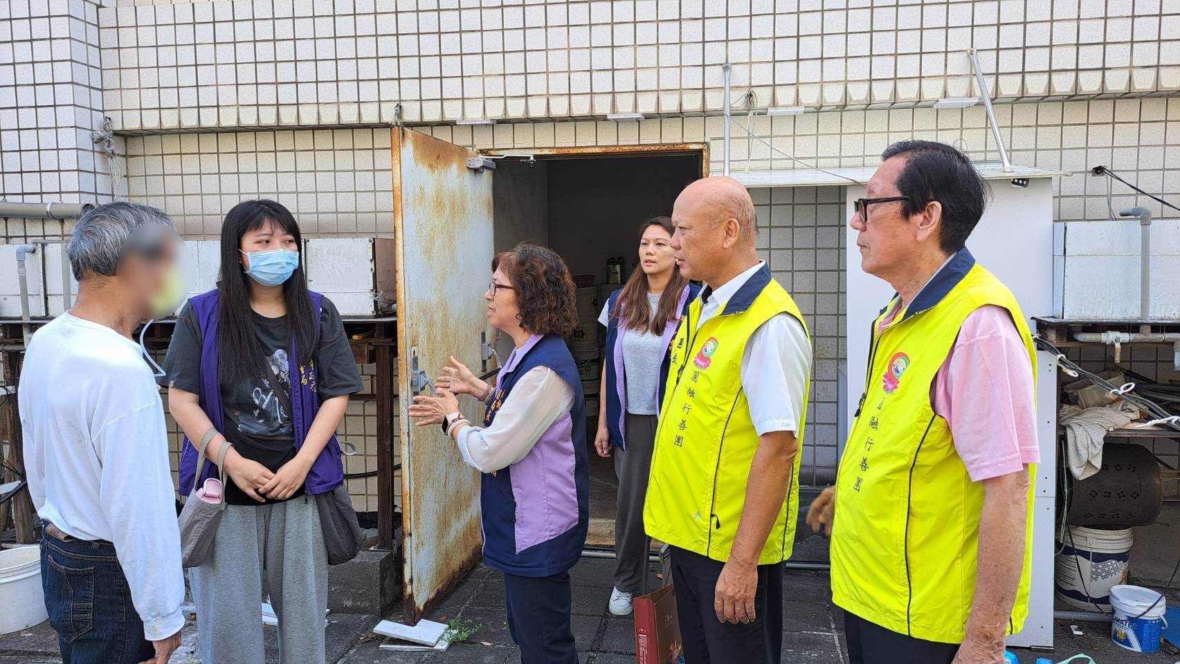 社會局副局長許秀能鼓勵曾男，要讓子女持續接受早療，社會局均有補助