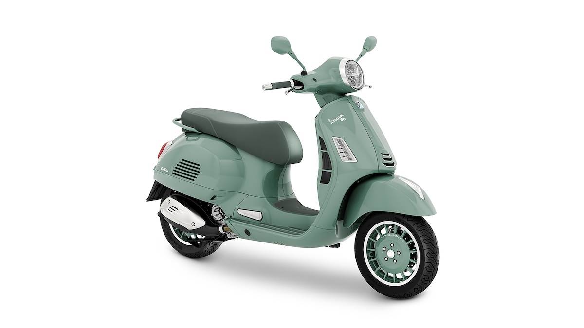 Vespa GTS 80周年特仕版全車烤漆重現了1946年初代車款具代表性的「經典粉彩綠」（Verde Pastello）塗裝。（圖／太古運通提供）