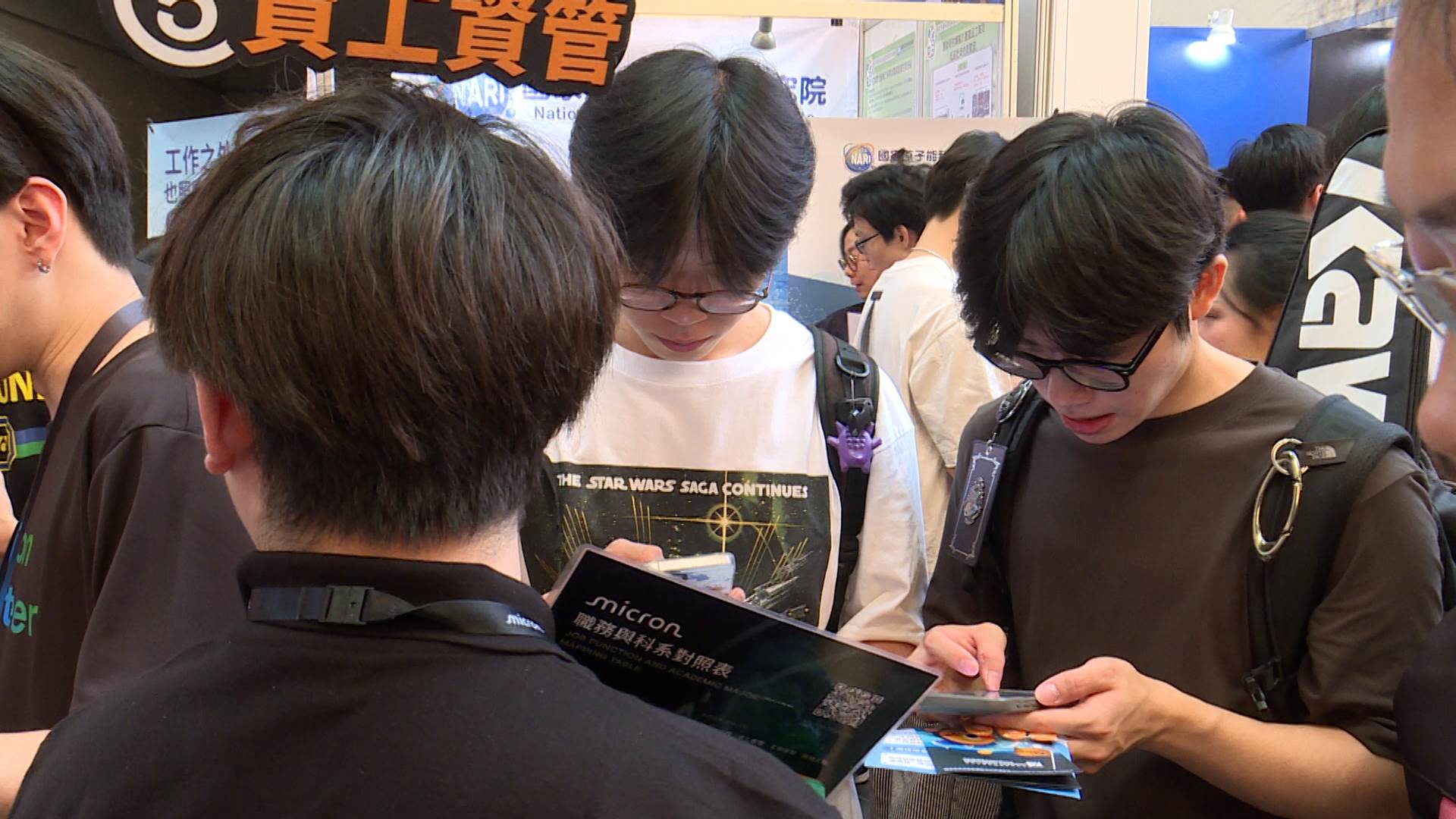 清大秋季徵才博覽會現場,記憶體與半導體相關攤位吸引不少學生前往了解職涯機會。(圖/東森新聞)