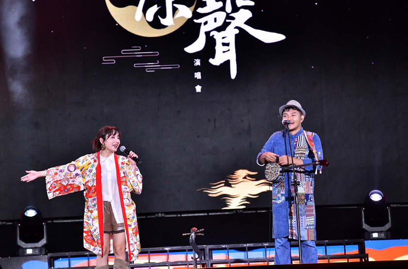 日本琉球族歌手千田愛紗特別攜手三線琴演奏家曾健裕跨國文化交流。(圖/花蓮縣政府原住民行政處提供)