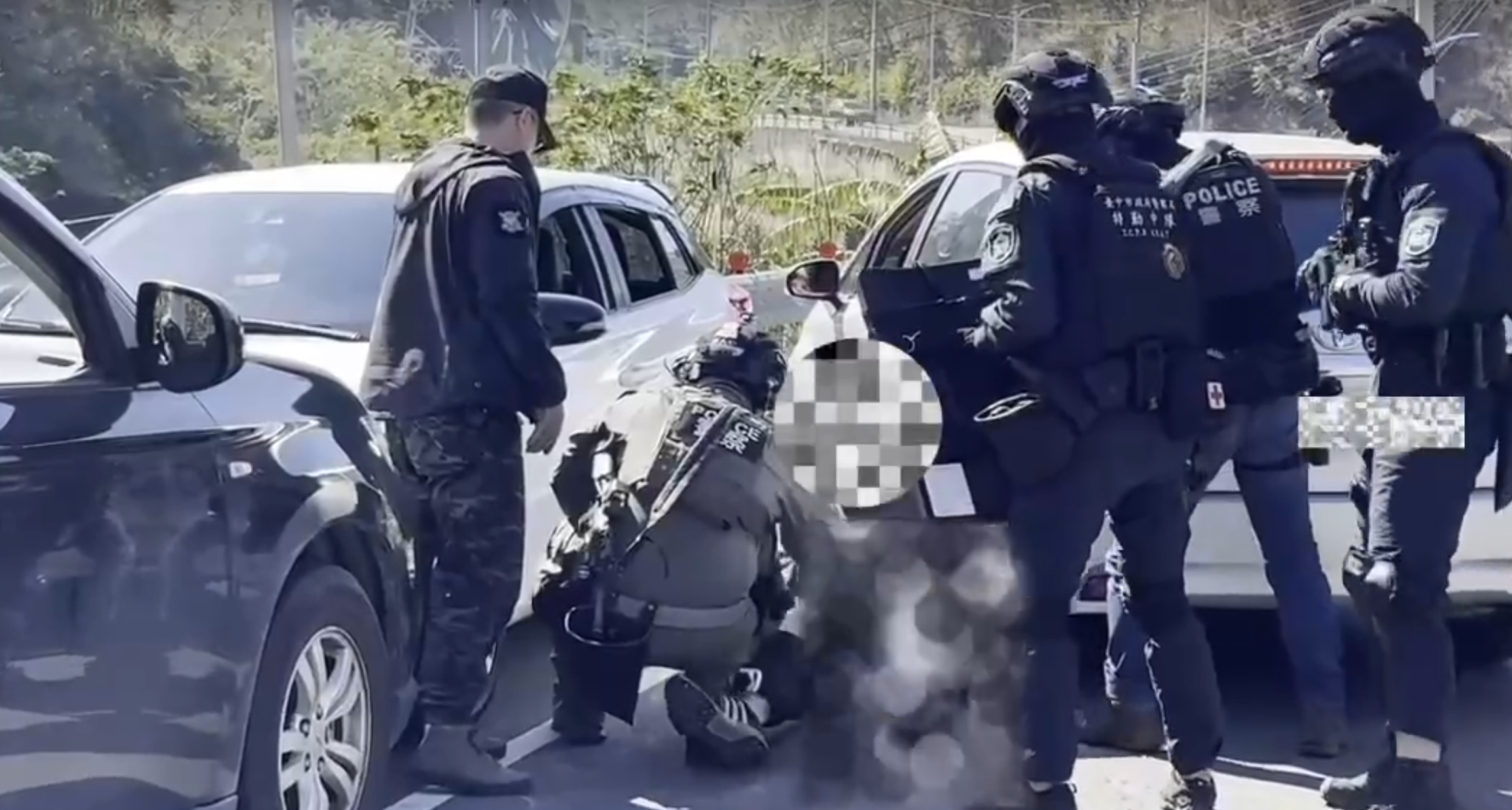 警方出動特勤警員,真槍實彈壓制逮補嫌犯。翻攝畫面