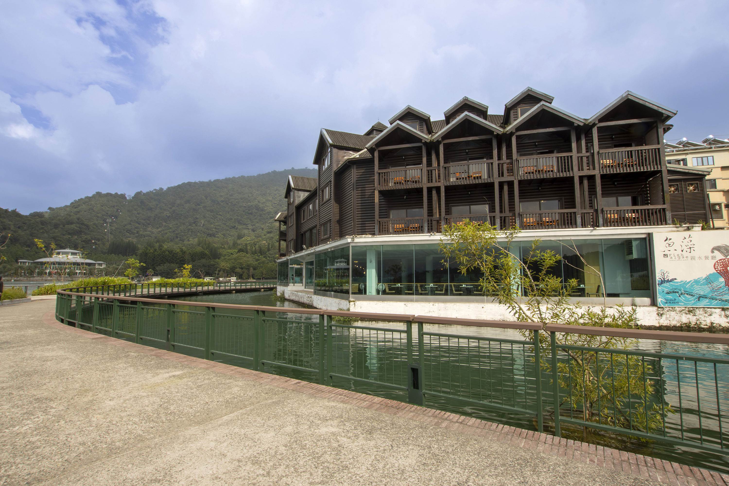 力麗哲園會館坐落日月潭湖畔,以木質建築融入山水景致,讓旅人近距離感受湖光、山。(圖/阿原提供)