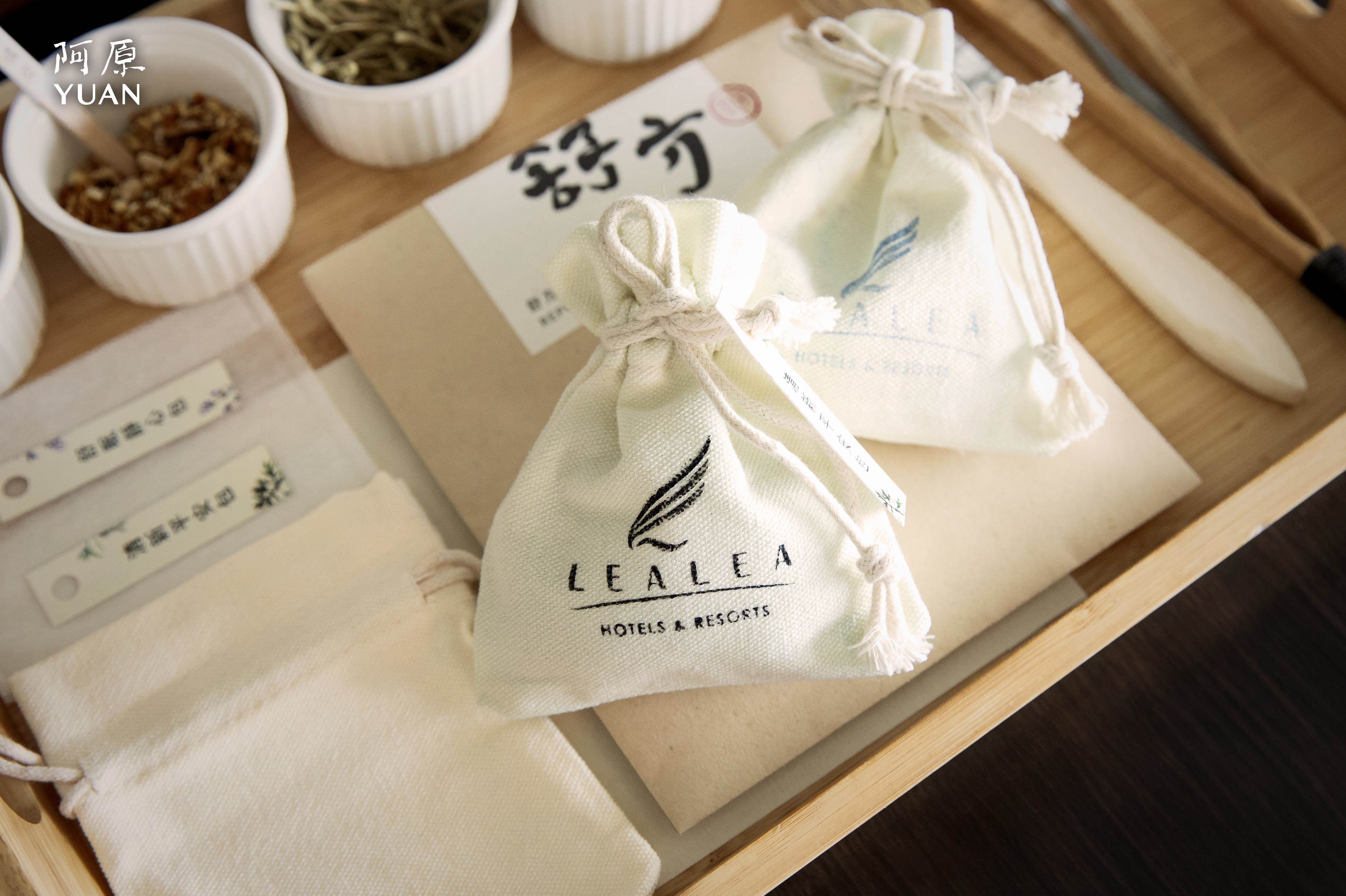 房客可於館內體驗阿原規劃的青草植物包手作,從「清新平安包」與「舒眠靜心包」兩。(圖/阿原提供)