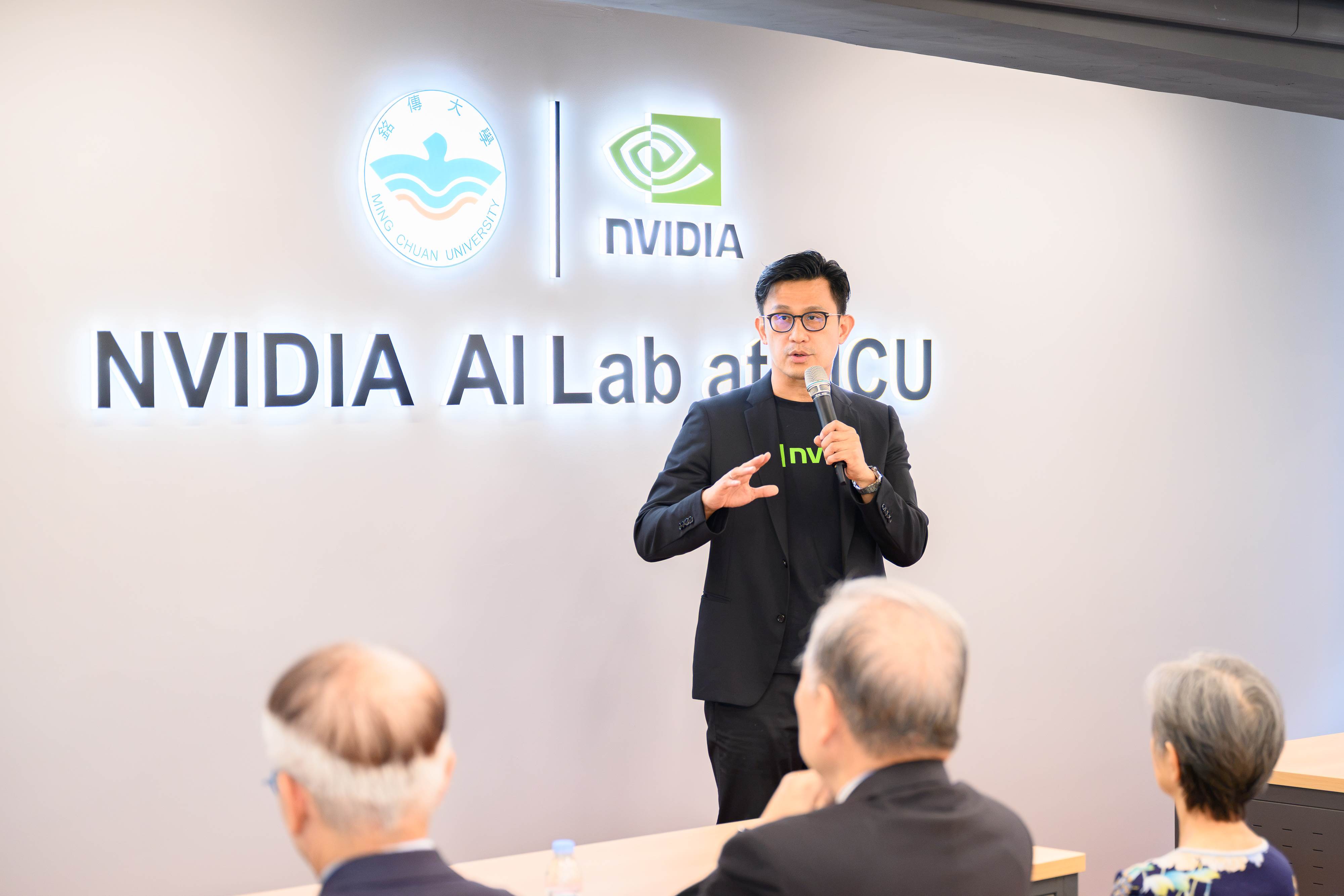 NVIDIA台灣區資深協理邾亦為表示,AI正從聊天、推理快速發展至Agentic AI,未來學生需要掌