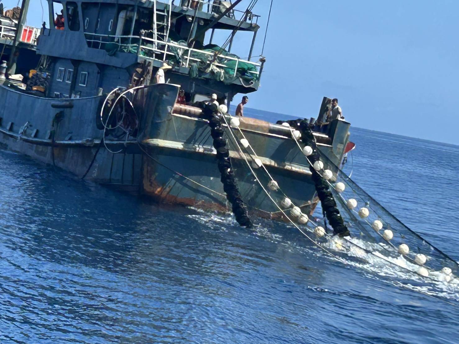 陸漁船用滾輪式底拖出海作業，狂掃850噸魚貨