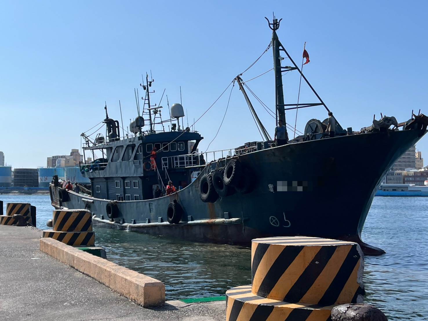 中國籍漁船<a href='/search/tags/越界捕魚/' target='_blank'>越界捕魚</a>，被押回馬公港扣押。翻攝畫面
