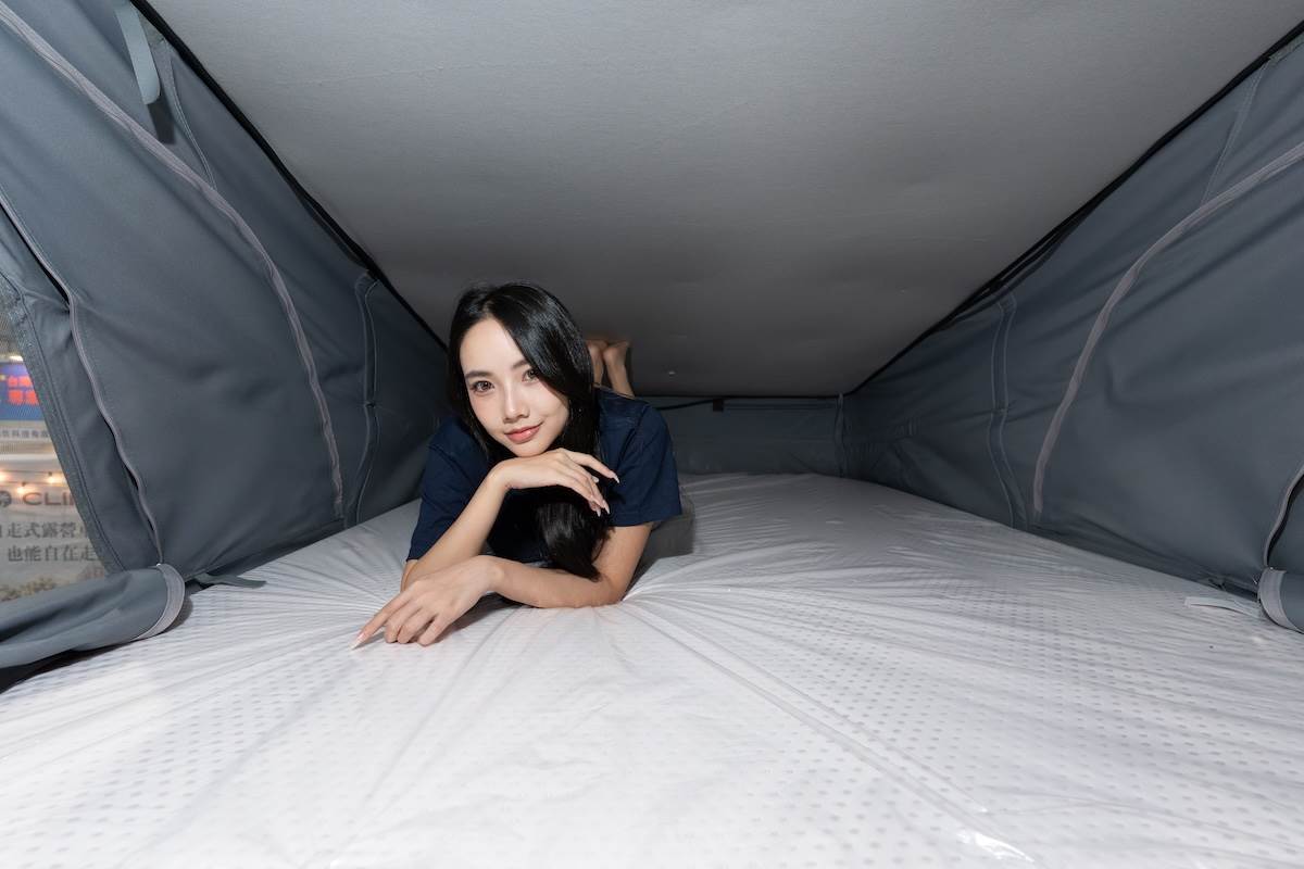 車頂的可升降式睡眠頂棚。（圖／林昱丞攝影）