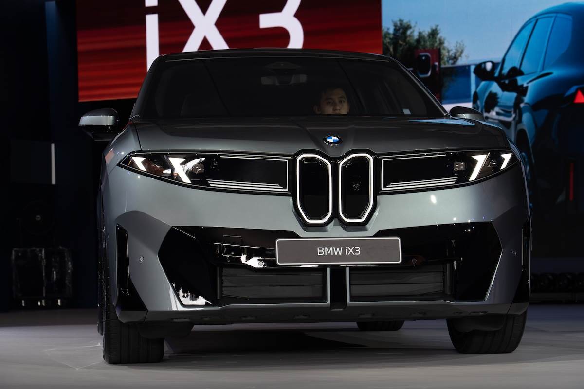iX3車頭致敬BMW 1500的垂直雙腎型飾光水箱護罩、無限鏡射燈條及四眼式垂直日行燈。（圖／林昱丞攝影）