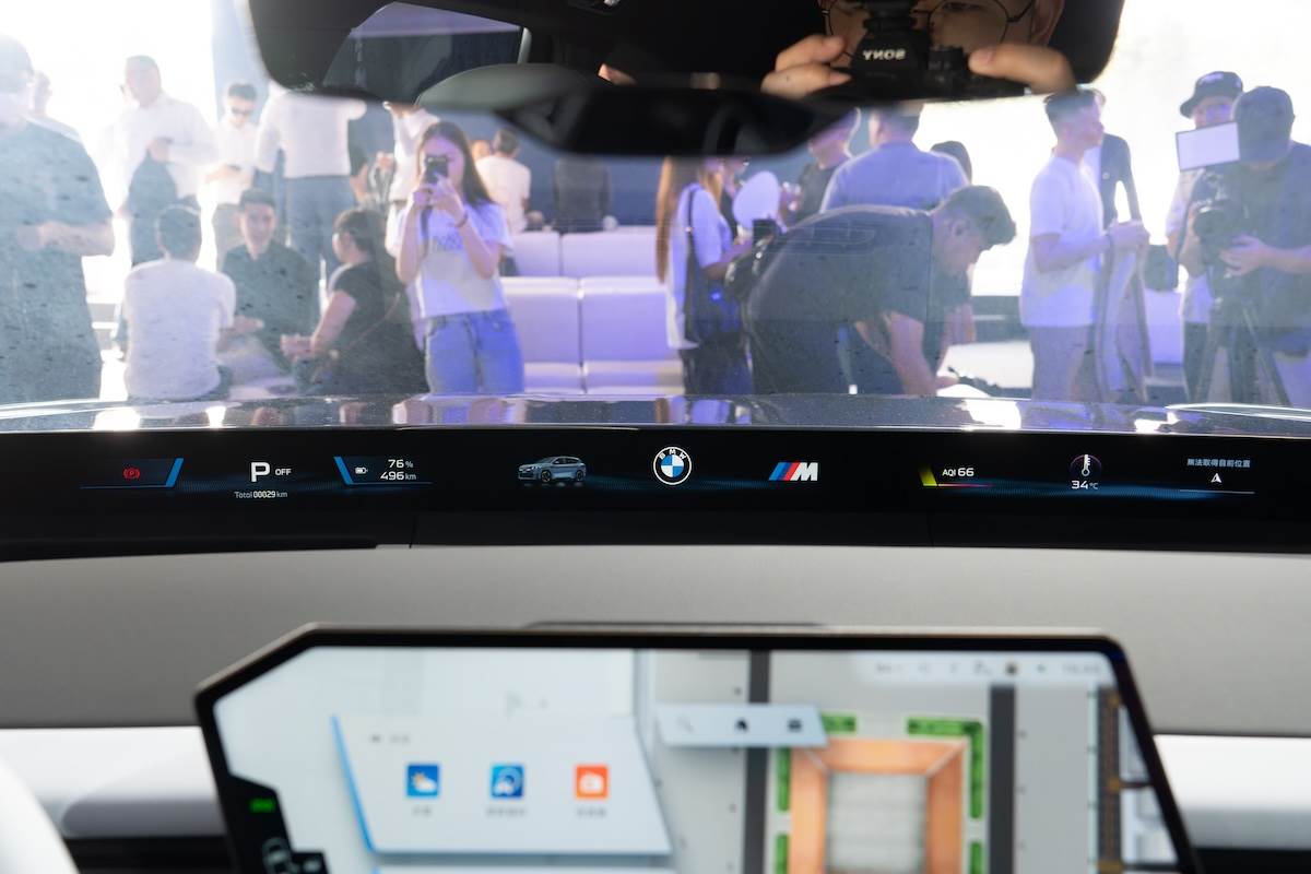 iX3導入橫跨雙A柱的BMW Panoramic Vision全視域顯示系統。（圖／林昱丞攝影）