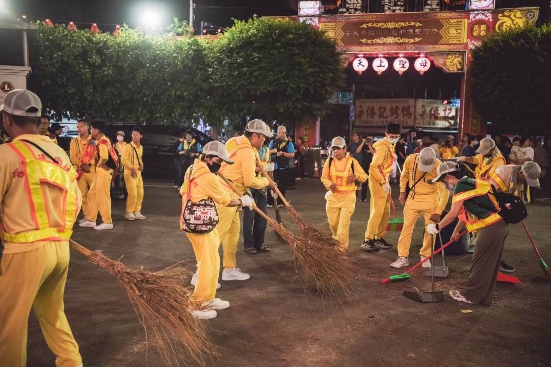 響應垃圾不落地，環保組組員協助沿途環境整理，讓太子爺公所到之處，不只留下祝福，也留下一條乾淨的路。（圖／桃園護國宮提供）