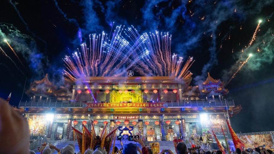 以宮廟為主體的煙花秀，為五夜暗訪畫下最震撼的句點。（圖／桃園護國宮提供）