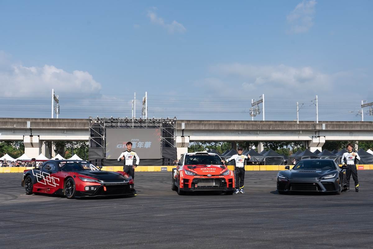 車輛由右至左為GR GT、GR YARiS Rally2以及GR GT3。人物由右至左為大嶋和也、豐田章男與石浦宏明。(圖/林昱丞攝影)