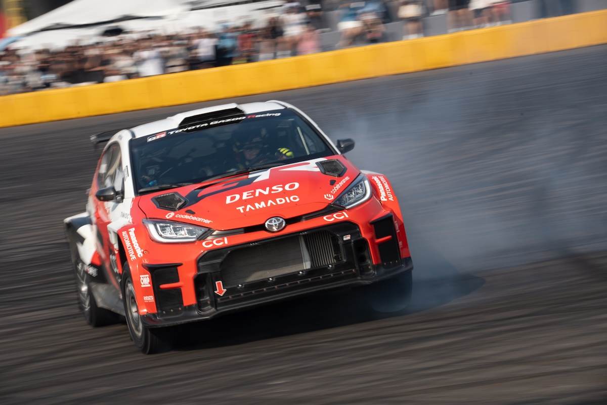 豐田章男以賽車手MORIZO身分駕駛GR YARiS Rally2賽車進入會場,進行連續甩尾飄移秀。(圖/林昱丞攝影)