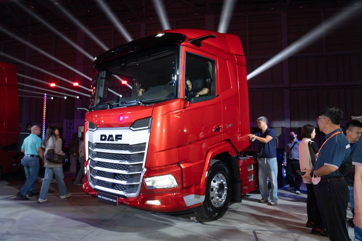 新DAF XF車廂結構往前延伸16公分，並採用大面積弧形擋風玻璃與低窗線設計，用以擴大駕駛視野與內部車室空間。（圖／林昱丞攝影）