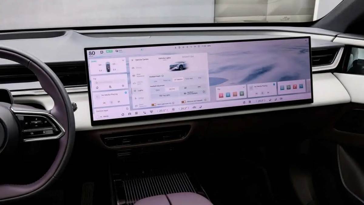 透過車輛中控螢幕輸入文字，車輛的廣播系統將可以直接讀出該文字，且沒有髒話過濾功能。（圖／馬自達提供）