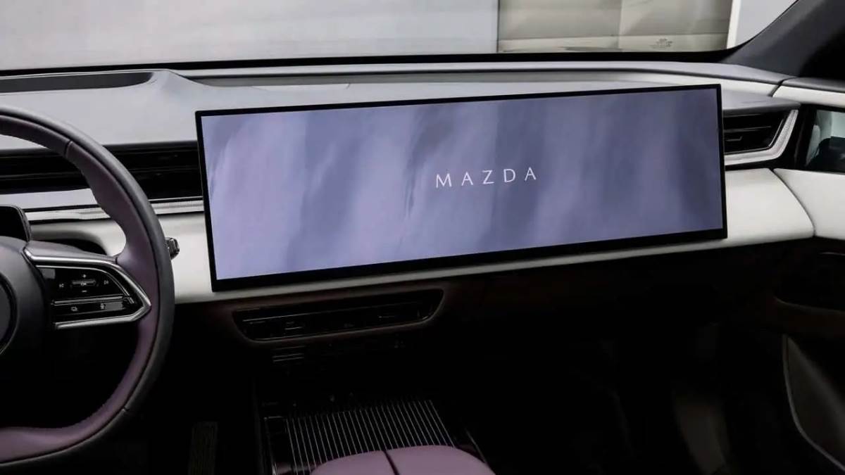 車內搭載26.45吋的大型中控螢幕是這輛車的一大亮點。（圖／馬自達提供）