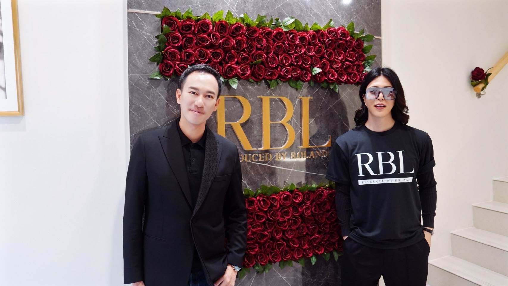 RBL新北新泰店盛大開幕！露琺意醫美集團阮丞輝總經理(左）與RBL創辦人羅蘭(右）蒞臨活動現場掀起熱潮。日本羅蘭將日式美容版圖再拓展至新北！日本美容品牌RBL新北新泰店於10月6日盛大開幕，品牌創辦人羅蘭（Roland）特別來台，與露琺意醫美集團創辦人阮丞輝博士共同出席剪綵。（圖／露琺意提供）