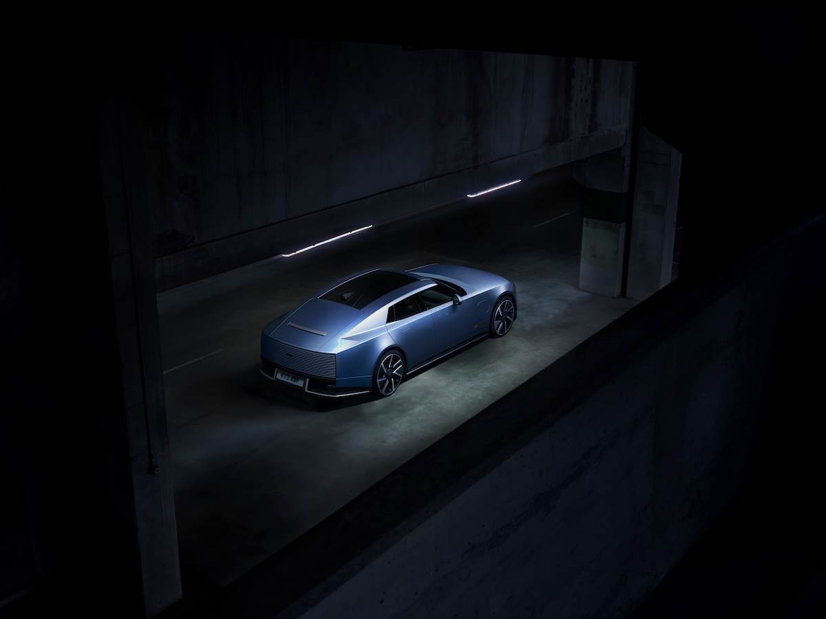 Type 01外觀擁有成長車頭、低斜車頂、短前懸與延伸後懸等特徵,標配23吋輪圈。(圖/JLR Taiwan提供)