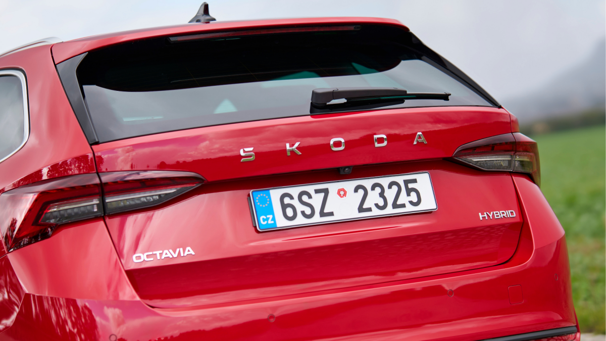 車尾可以看到Hybrid的銘牌,彰顯與眾不同的氛圍。(圖/Škoda提供)