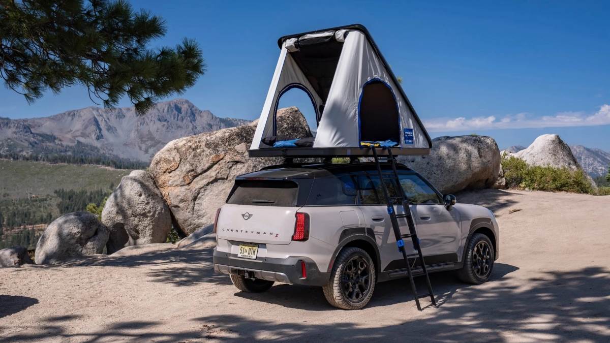 Mini與知名戶外品牌Autohome合作開發車頂帳篷,並聯手Helinox推出輕量化折疊露營桌椅。(圖/Mini提供)