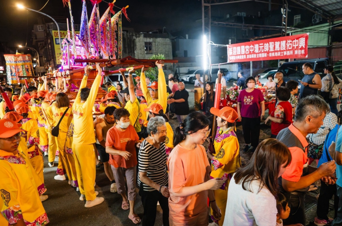 信眾鑽轎底祈福，由小武轎轎班人員協助抬高神轎，方便民眾通過。（圖／陳乃瑋攝影、桃園護國宮提供）