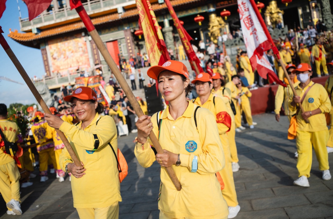 與太子爺公結緣十年的蔡羽咨手持五方旗，每年夜巡都與家人一起投入服務。（圖／陳乃瑋攝影、桃園護國宮提供）