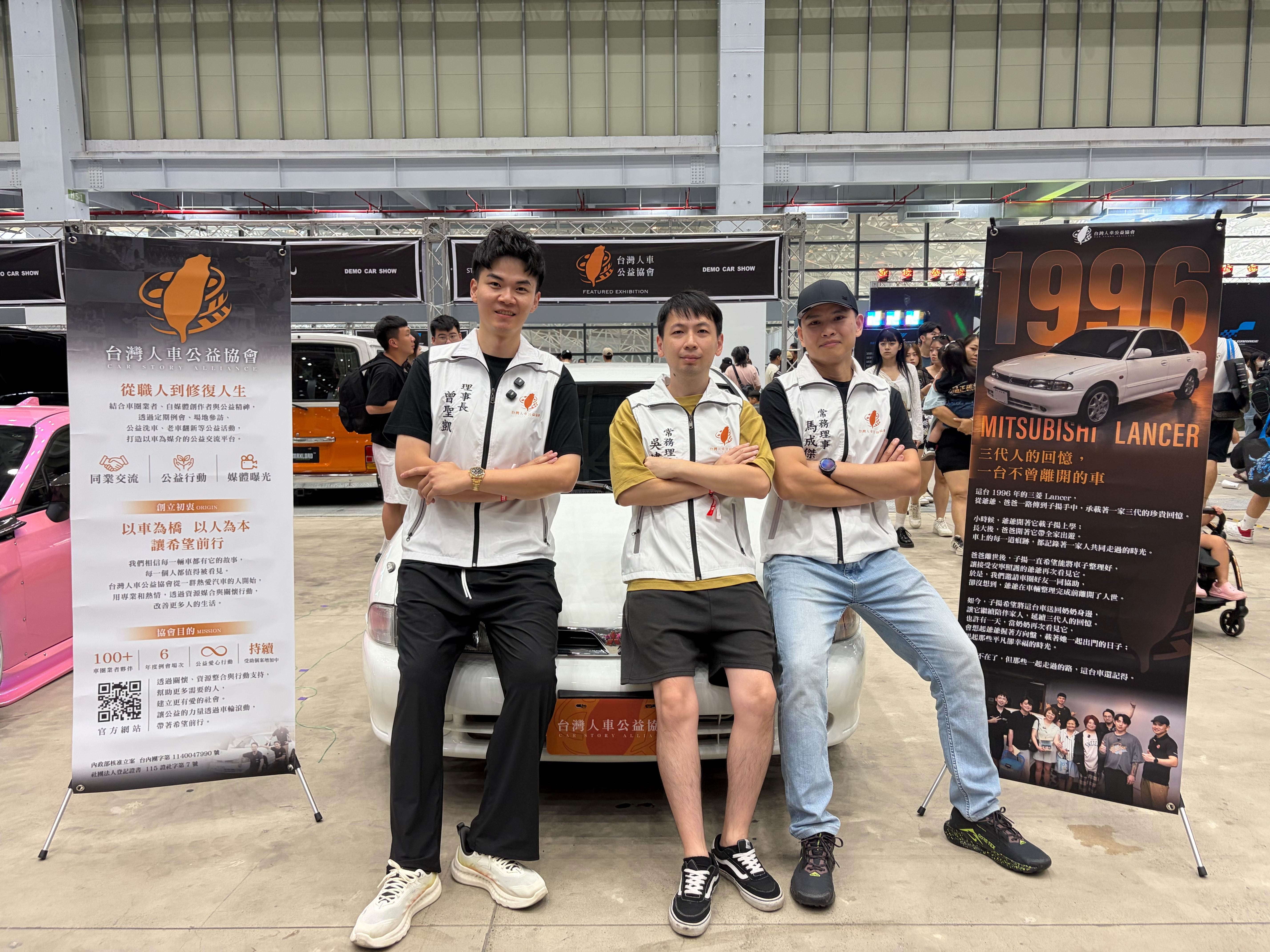 K-WAX創辦人曾聖凱攜手車圈職人 砸百萬修復老車做公益。(圖/東森新聞)