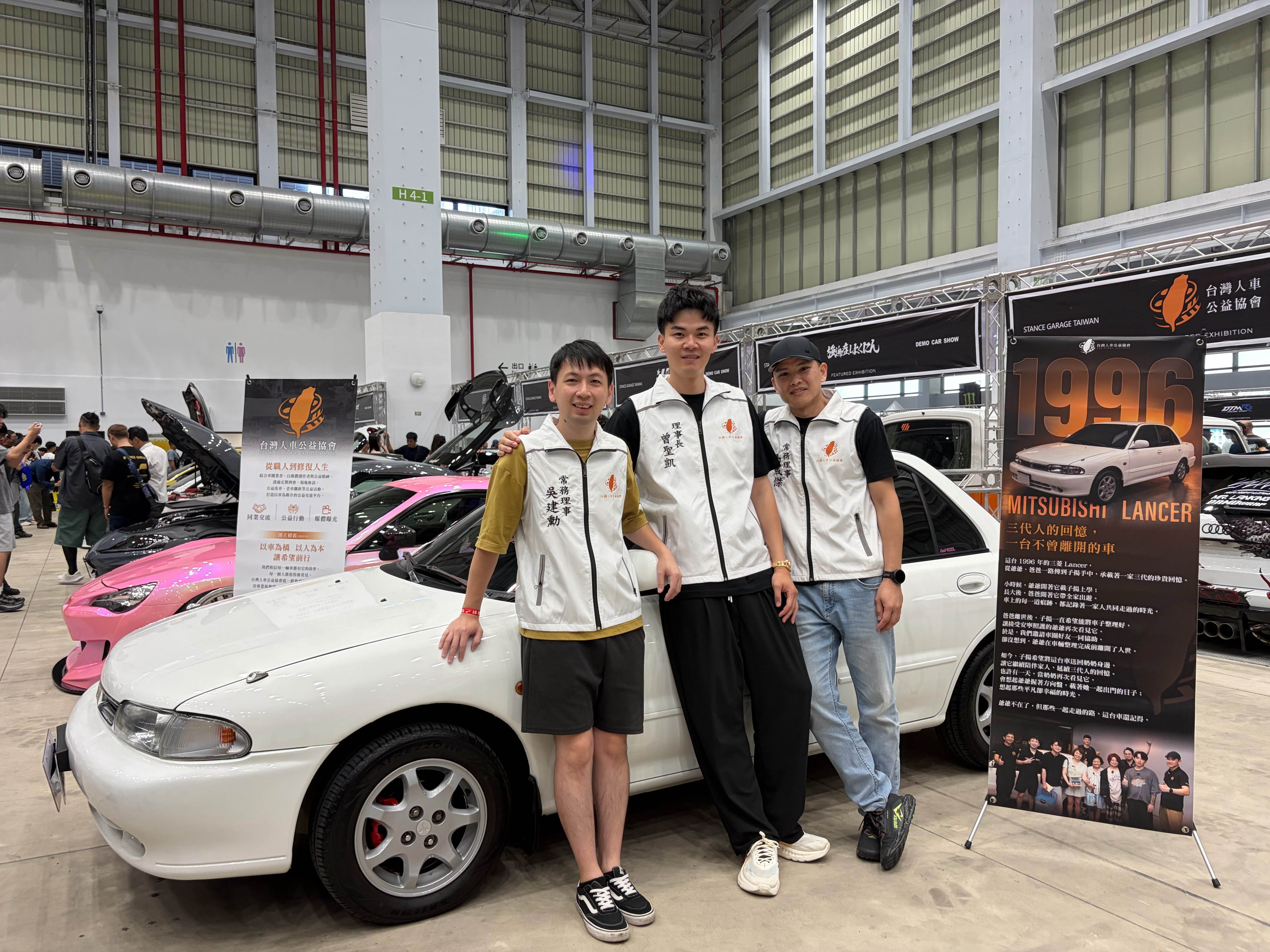 「台灣人車公益協會」曾聖凱理事長(中)與馬成傑常務理事(右一)與吳建勳常務理事與首輛公益車輛合影。(圖/東森新聞)