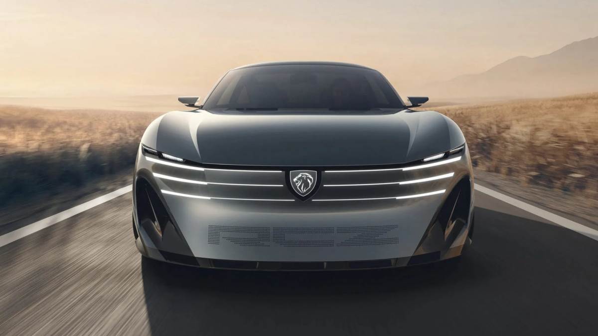 RCZ Vision擁有全新的水平排列三爪式LED燈組,在前保桿上更具備微孔技術的「RCZ」發光圖騰。(圖/Peugeot提供)