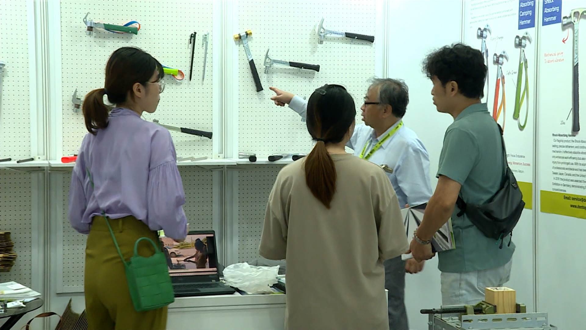 五金工業展集結450家參展商、上千個攤位,吸引眾多買家現場諮詢與採購。(圖/東森新聞)