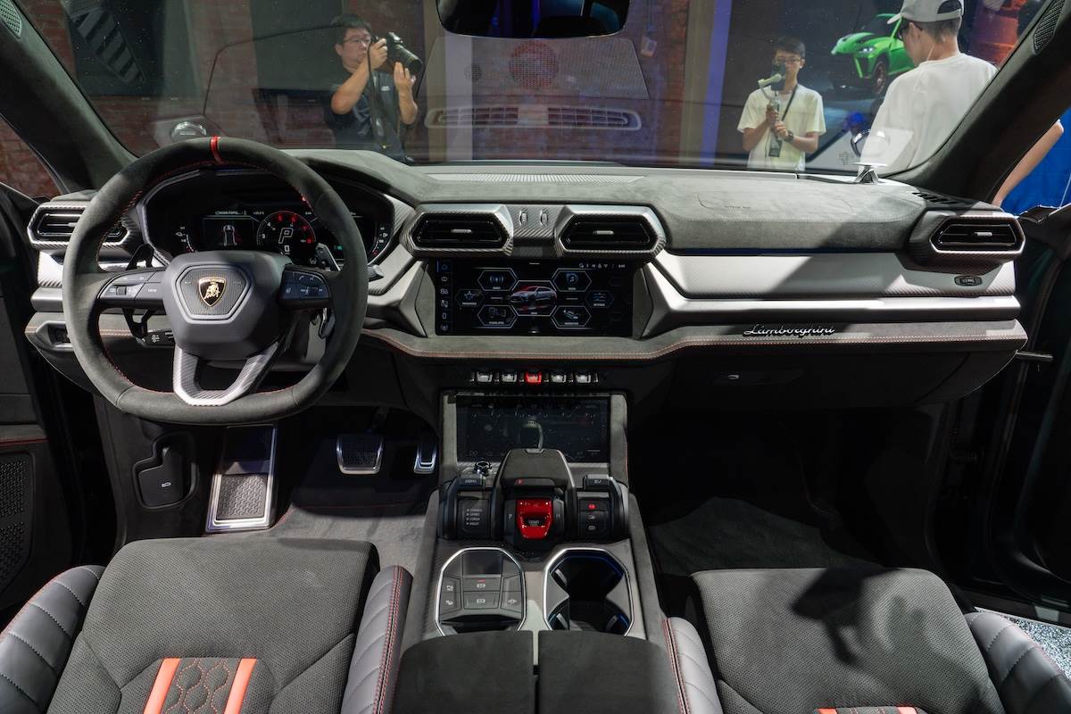 Urus SE Performante車艙內部採用兼具減重效果的Dinamica與Corsa Tex材料鋪陳。(圖/林昱丞攝影)
