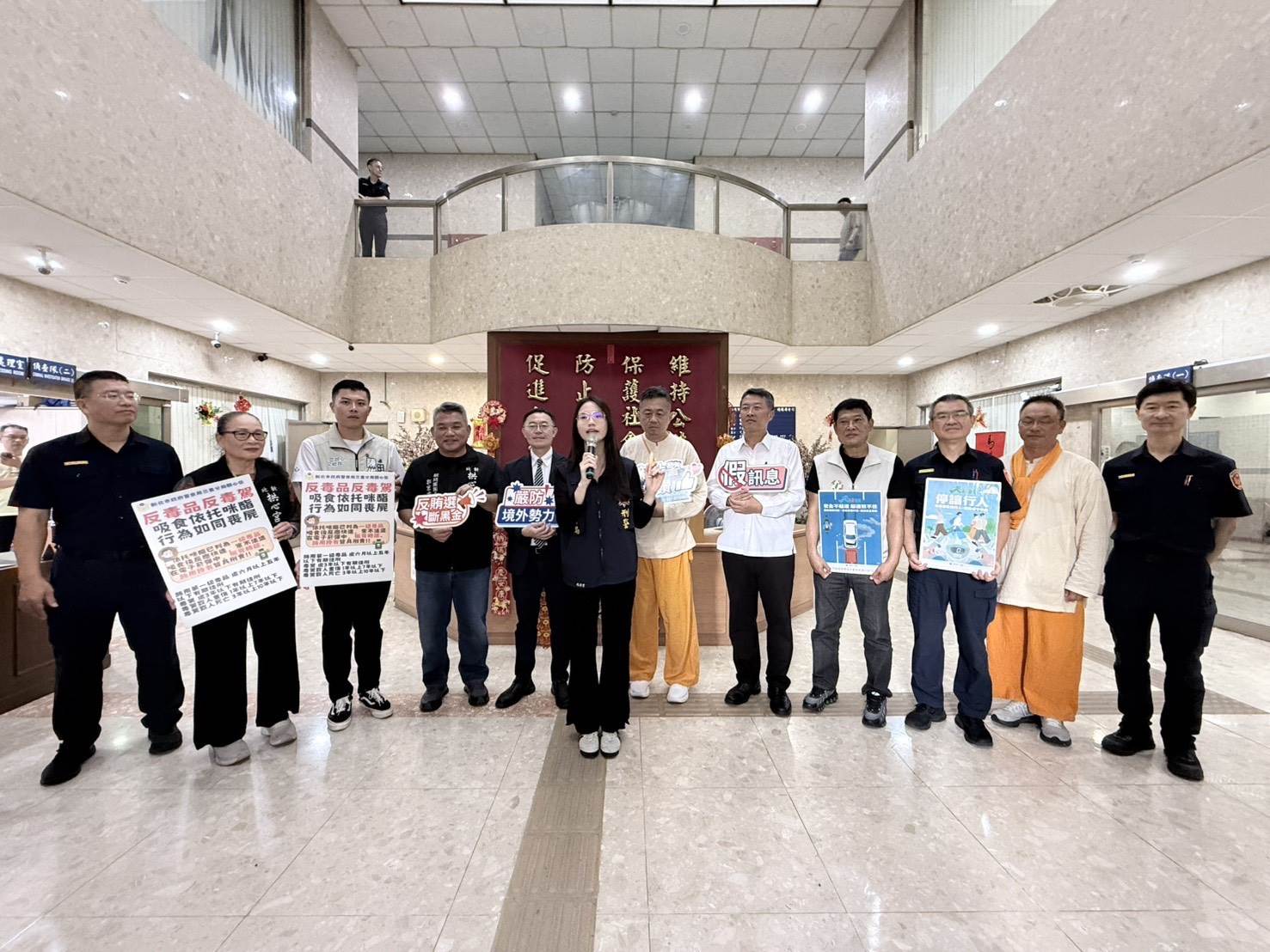 新北拱心宮與三重警分局攜手接駕北港武德宮武財神,地方仕紳與警方在分局大廳共同宣導反毒、反毒駕、嚴防境外勢力及反賄選,齊心守護社會治安。(圖/新北市政府警察局三重分局 提供)