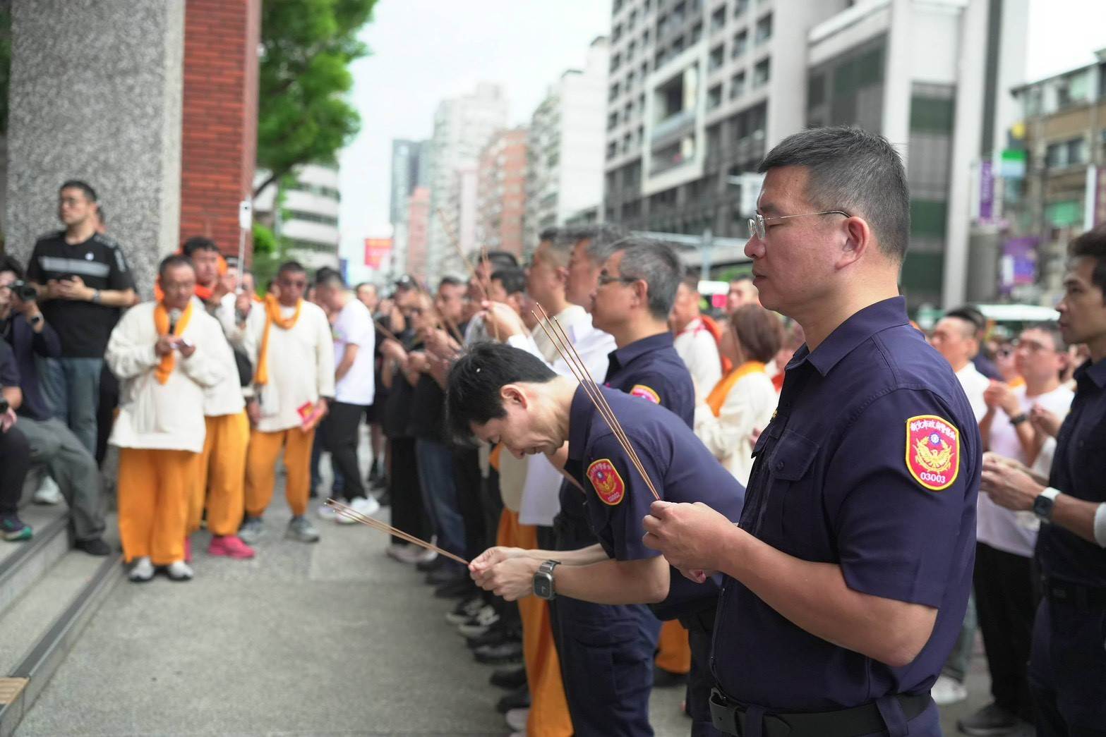 三重分局同仁與地方信眾手持清香,虔誠向北港武德宮開基天官武財神接駕參拜,共同為地方祈福,祈求國泰民安、社會祥和。(圖/新北市政府警察局三重分局 提供)